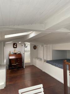 una habitación con una litera y un escritorio en Delizioso Monolocale mansardato, en Viareggio