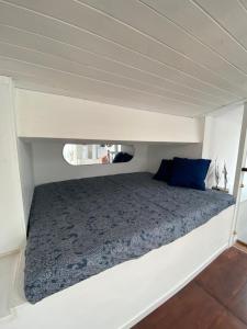 1 cama en el medio de una habitación pequeña en Delizioso Monolocale mansardato, en Viareggio