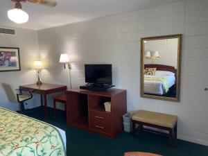 TV a/nebo společenská místnost v ubytování The Madison Inn Motel