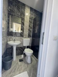Ένα μπάνιο στο Apartmani ZMS