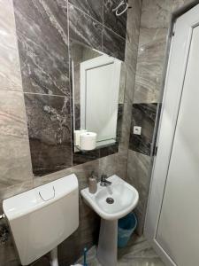 Ένα μπάνιο στο Apartmani ZMS