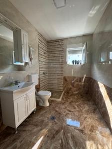 Ένα μπάνιο στο Apartmani ZMS