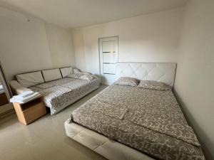 Ένα ή περισσότερα κρεβάτια σε δωμάτιο στο Apartmani ZMS