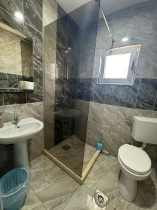 Ένα μπάνιο στο Apartmani ZMS