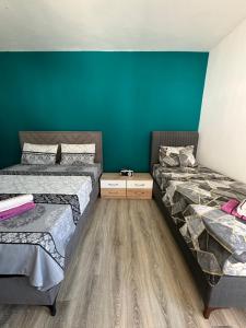 Uma cama ou camas num quarto em Highland view