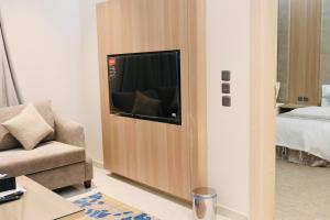 TV a/nebo společenská místnost v ubytování شقق مشراق هوم للأجنحة الفندقية