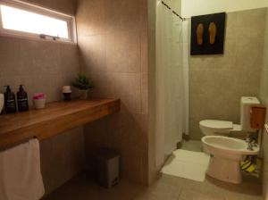 a bathroom with a toilet and a shower and a sink at vivestadias in San Gregorio
