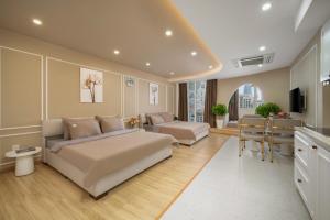 - un grand salon avec un lit et un canapé dans l'établissement Q Apartment Da Nang, à Đà Nẵng