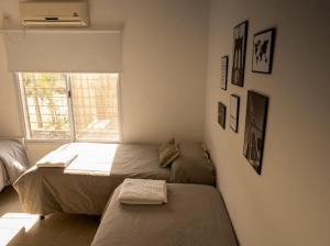 a bedroom with two beds and a window at vivestadias in San Gregorio