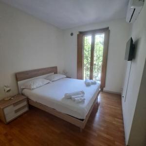 a bedroom with a bed with towels on it at Alma Lake in Bellano