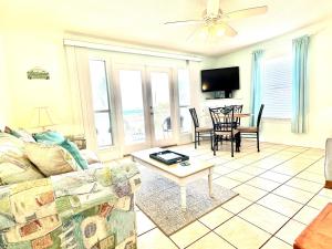 TV a/nebo společenská místnost v ubytování Corner of Paradise Beach View Pool