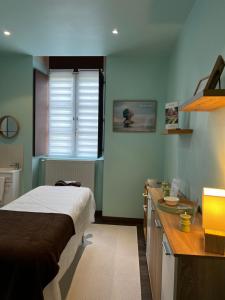 Letto o letti in una camera di Brit Hotel Spa Le Connetable
