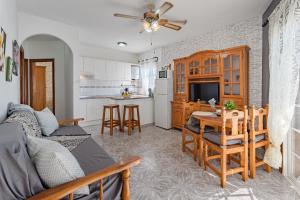 ein Wohnzimmer mit Tisch und Küche in der Unterkunft Sea View Apartment Grey Fanta Sea in Arico