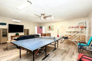 The View Golf Cart & Pool Heat Deals HotTub電視和／或娛樂中心