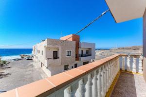 ein Balkon eines Hauses mit Blick auf das Meer in der Unterkunft Sea View Apartment Blue Pearl in Arico