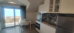 Кухня или мини-кухня в Apartment Desanti 4 Valun
