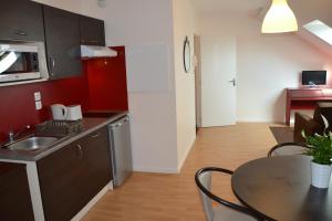 Cucina o angolo cottura di Brit Hotel Spa Le Connetable