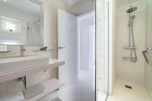 A bathroom at Lani's Suites de Luxe - Adults Only