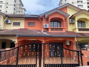 una casa con un cancello davanti di Zen Home Living a Shah Alam