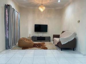 un soggiorno con TV e divano di Zen Home Living a Shah Alam