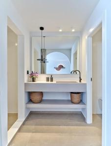 Villa Sol Alma Naousa Paros في ناوسا: حمام مع حوض ومرآة +10 صور