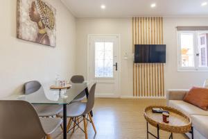 A television and/or entertainment centre at Stef&Art Old Town House