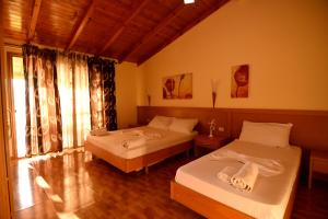Postel nebo postele na pokoji v ubytování Hotel Ramosaco, Radhimë, Vlorë + 37 fotografií