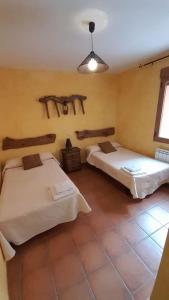 a bedroom with two beds in a room at Casas Rurales Mi Reja B in Santa María de Riaza