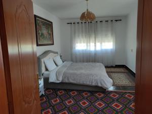 ein Schlafzimmer mit einem Bett und einem Fenster in der Unterkunft Cozy Room in the Old Town in Gjirokastër