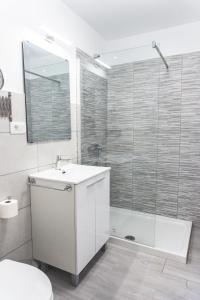 Un baño con lavabo y ducha de cristal. en Le&La, en Santa Cruz de la Palma