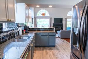 Kuchyň nebo kuchyňský kout v ubytování Lakefront Haven with Private Dock