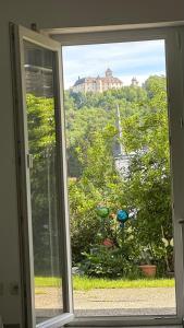 a window with a view of a building at Ferienwohnung Schlossblick in Heiligenstadt