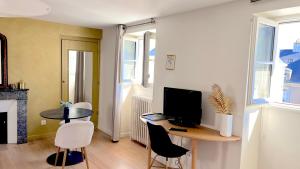 salon z biurkiem z komputerem w obiekcie Suite Junior Layon - Maison Bossoreil w mieście Angers +21 zdjęć