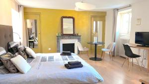 Posteľ alebo postele v izbe v ubytovaní Suite Junior Layon - Maison Bossoreil