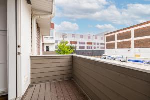 un balcone con vista su un edificio di Luxury Downtown Townhome Unit 5 a Cleveland