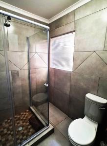 ein Badezimmer mit Dusche und Toilette in der Unterkunft Cheerful 3-bedroom vacation home in Kathu