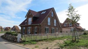 a brick house with a gambrel roof at Seeblick in Groß Schwansee