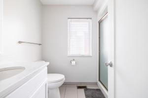 un bagno bianco con un water e un lavandino di Luxury Downtown Townhome Unit 13 a Cleveland Altre 36 foto