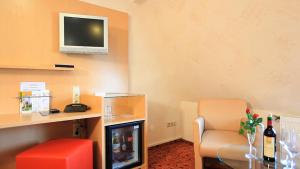 TV a/nebo společenská místnost v ubytování Adesso Hotel Kassel -pay at property on arrival- Ihr Automatenhotel in Kassel + 17 fotografií