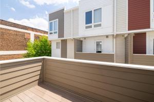 una recinzione in legno per la privacy di fronte a una casa di Luxury Downtown Townhome Unit 13 a Cleveland
