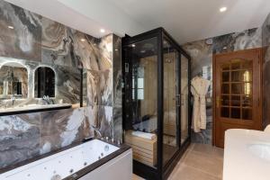 Koupelna v ubytování Hôtel Le Cep & Spa + 37 fotografií