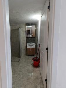 a bathroom with a shower and a sink and a toilet at Adenaz Apartmanları tatil köyü in Erdemli