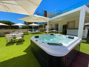 een hottub in de tuin van een huis bij Hotel Polo in Rimini