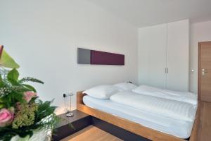 A bed or beds in a room at Appartement-Hotel GH Zum Goldenen Schiff