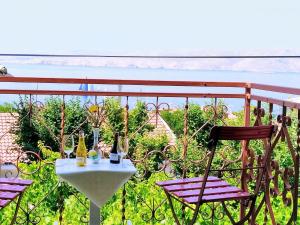 Balkón nebo terasa v ubytování Holiday House with Seaview