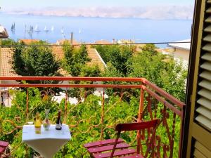 Balkón nebo terasa v ubytování Holiday House with Seaview