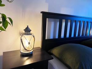 una lanterna seduta su un tavolo accanto a un letto di Lene's Flat a Kitzbühel