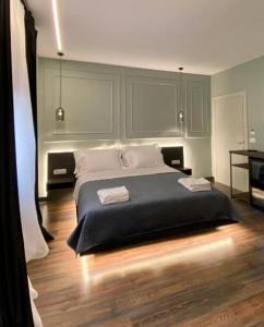 Postel nebo postele na pokoji v ubytování Tirana Central Rooms Pazari