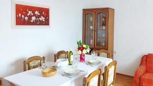 Posezení v ubytování Holiday House with Seaview