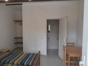 1 dormitorio con cama, mesa y baño en Rustaveli 220d, en Kobuleti